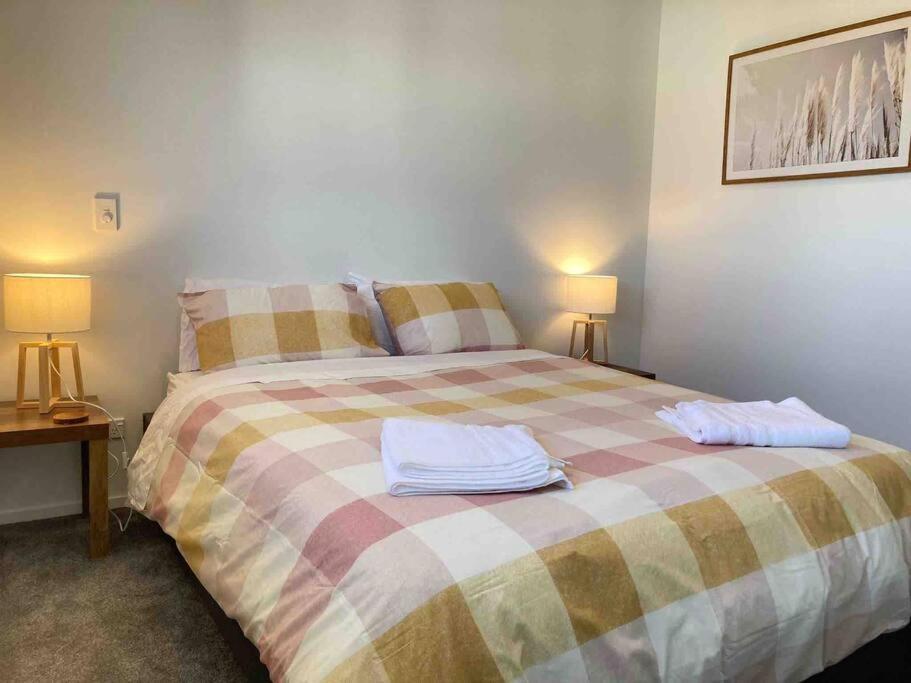 Cheerful 2 Bedroom Townhouse In Addington! Christchurch Bagian luar foto