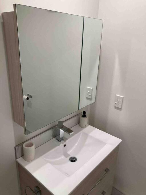 Cheerful 2 Bedroom Townhouse In Addington! Christchurch Bagian luar foto