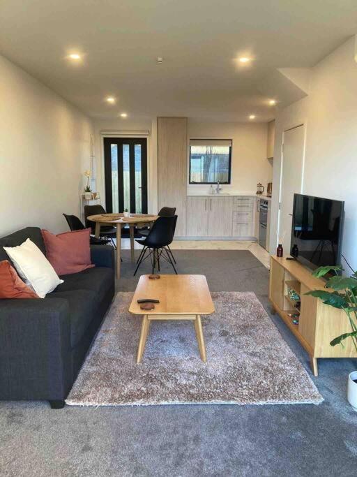 Cheerful 2 Bedroom Townhouse In Addington! Christchurch Bagian luar foto